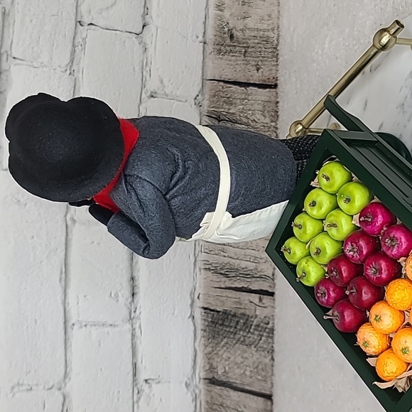 Byers' Choice Carolers 1999 Fruit Vendor with Fruit Cart Vintage - Picture 14 of 17